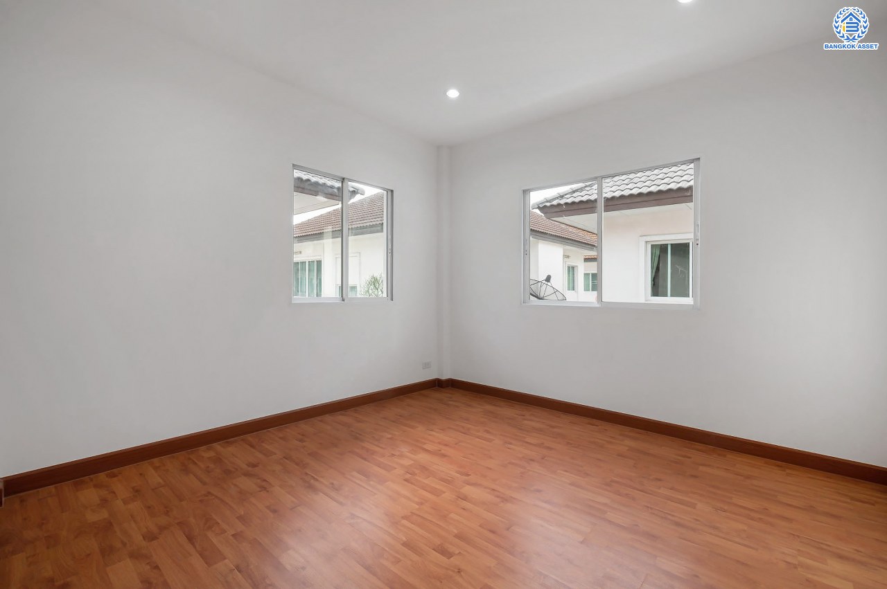 บ้านมือสองตกแต่งใหม่ โครงการ บางกอก บูเลอวาร์ด รามอินทรา แบรนด์ SC Asset เนื้อที่ 58.6 ตร.ว. ฟังก์ชัน 3 ห้องนอน 3 ห้องน้ำ ที่จอดรถ 2 คัน บนทำเลแห่งการเดินทาง เชื่อมต่อถนนรามอินทรา, ถนนรัชดา-รามอินทรา ใกล้จุดขึ้น "ทางด่วนรามอินทรา"  รถไฟฟ้าสายสีชมพู "สถานีวงแหวนรามอินทรา" และ ใกล้ห้างแฟชั่น ไอส์แลนด์